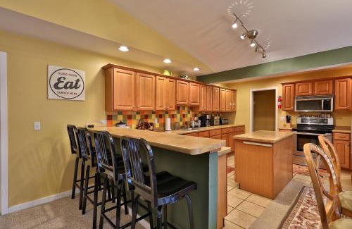 Killington House | Experience The Tanglewood Lodge: Ski Home with Hot Tub!