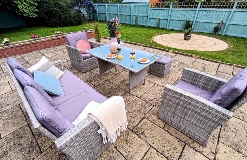 Darlington House | Exceptional Tansley Gardens: Family-Friendly Retreat