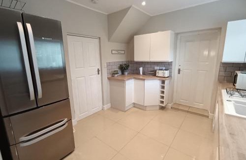 Darlington House | Exceptional Tansley Gardens: Family-Friendly Retreat