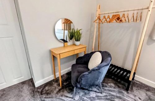 Darlington House | Exceptional Tansley Gardens: Family-Friendly Retreat