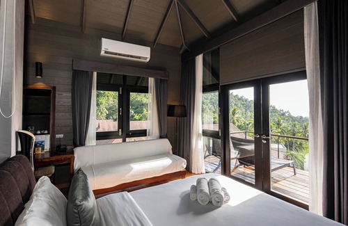 Koh Tao Hotel | Explore The Tarna Align Resort with Pool and Ocean Views