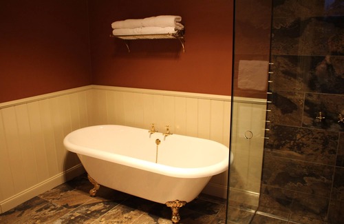 Hobart Central Business District Hotel | Discover The Tasmanian Inn: Rated 9.2/10 with Pool & Dining