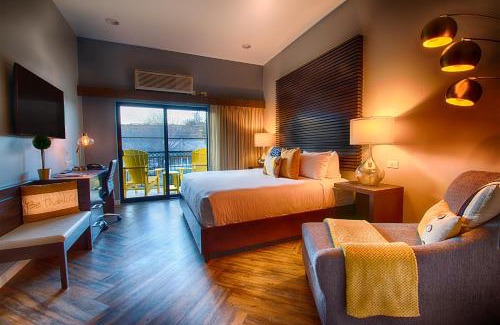 Cottonwood Hotel | Oceanfront Escape at The Tavern Hotel with Pool & Dining