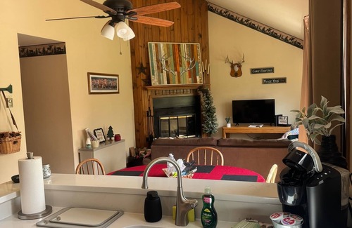 The Galena Territory House | Budget-Friendly Galena Getaway with Spa & Lake Views