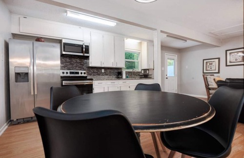 Decker Prairie House | Cozy Texas-Sized Studio Near Amenities with Breakfast