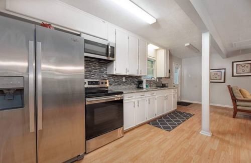 Decker Prairie House | Cozy Texas-Sized Studio Near Amenities with Breakfast