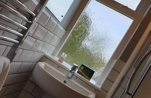 Quedgeley Hotel | Cozy Retreat at The Thatch Inn with Family-Friendly Amenities