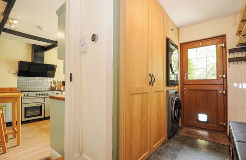 Crediton Cottage | Pet-Friendly Thatched Cottage with Hot Tub in Crediton