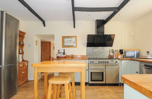 Crediton Cottage | Pet-Friendly Thatched Cottage with Hot Tub in Crediton