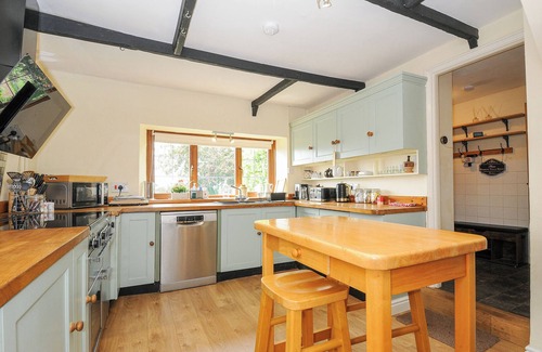 Crediton Cottage | Pet-Friendly Thatched Cottage with Hot Tub in Crediton