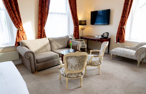 Thetford Hotel | Relax at The Thomas Paine: Pool, Spa & Family-Friendly