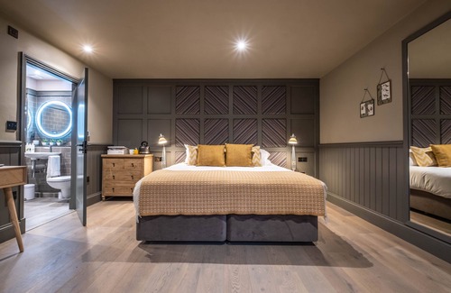 Woodditton Hotel | Experience The Three Blackbirds: 4-Star Family-Friendly Retreat