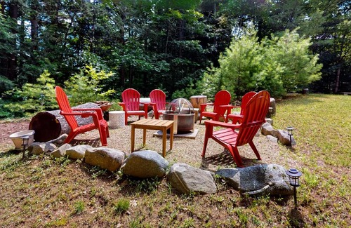Weeks Mills House | Relax at The Three Cornered Pond Retreat - Child Friendly Stay