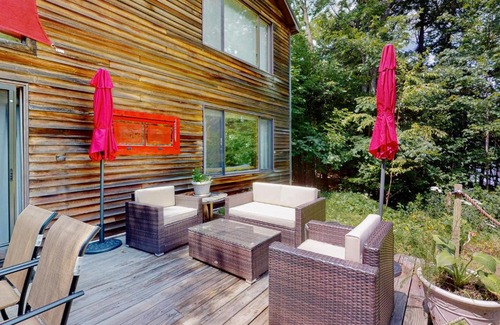 Weeks Mills House | Relax at The Three Cornered Pond Retreat - Child Friendly Stay