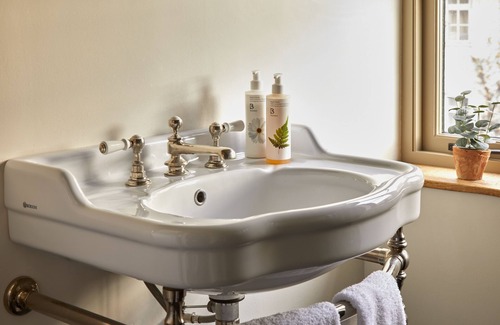 Edington Bed & Breakfast | Experience The Three Daggers: 5-Star Family-Friendly Escape