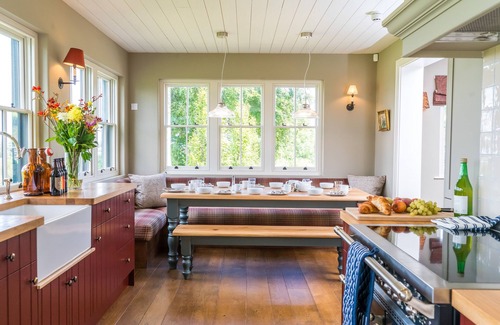 Edington Bed & Breakfast | Experience The Three Daggers: 5-Star Family-Friendly Escape