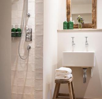 Swinbrook Hotel | Discover The Three Horseshoes - 4-Star Family-Friendly Retreat