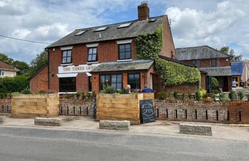 New Forest District Hotel | Discover The Three Lions: Pet-Friendly & Highly Rated Stay