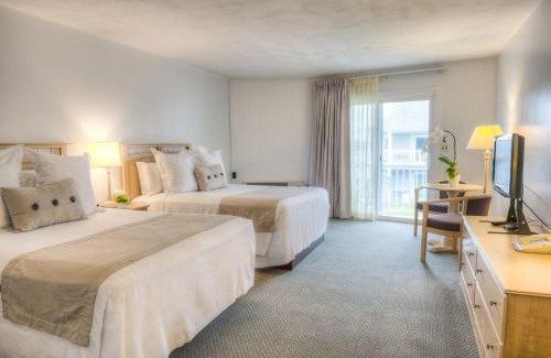 Dennis Port Resort | Beachfront Bliss at The Three Seasons Resort - 8.4/10 Rating