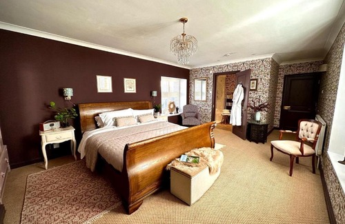 Chepstow Hotel | Explore The Three Tuns: 4-Star Stay with Breakfast & Pets