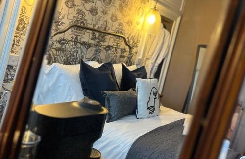 Chepstow Hotel | Explore The Three Tuns: 4-Star Stay with Breakfast & Pets