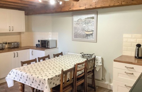 Hundall Cottage | Inviting Barn Conversion for 14 with Garden Access