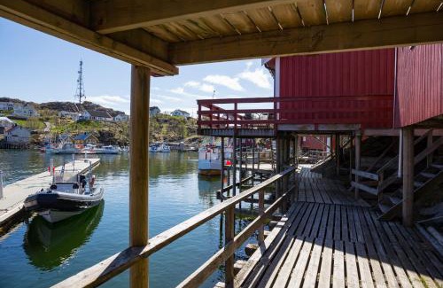 Sørvagen Hotel | Discover The Tide - Rorbuer: Pet-Friendly Oceanfront Retreat