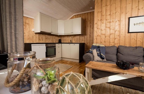 Sørvagen Hotel | Discover The Tide - Rorbuer: Pet-Friendly Oceanfront Retreat