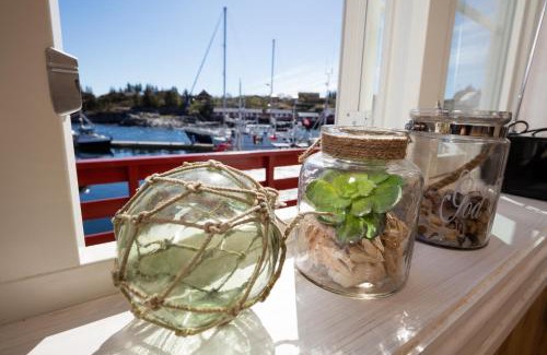 Sørvagen Hotel | Discover The Tide - Rorbuer: Pet-Friendly Oceanfront Retreat