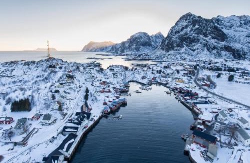Sørvagen Hotel | Discover The Tide - Rorbuer: Pet-Friendly Oceanfront Retreat