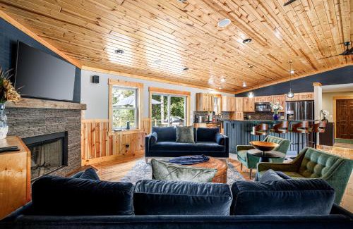 Interlochen House | The Timber Shore @ Interlochen Private Lakefront Hot Tub Game Room 12 Forested Acres