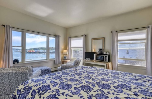 Stonington Hotel | Captivating Harbor Views at The Timberwind Inn