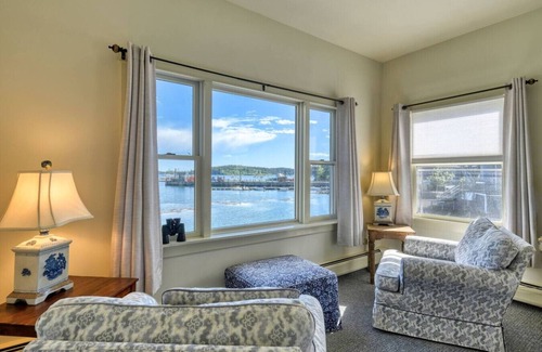 Stonington Hotel | Captivating Harbor Views at The Timberwind Inn