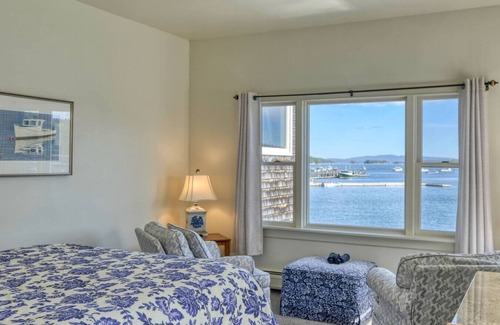 Stonington Hotel | Captivating Harbor Views at The Timberwind Inn