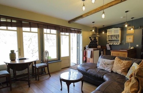 Flaxley Cottage | THE TIN BARN, pet friendly, with hot tub in Newnham-On-Severn