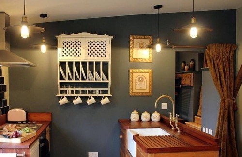 Flaxley Cottage | THE TIN BARN, pet friendly, with hot tub in Newnham-On-Severn