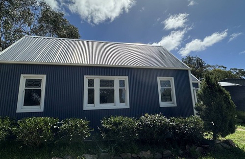 Mount Barker Summit Cottage | Unwind at The Tin Tabernacle with Spa & Breakfast