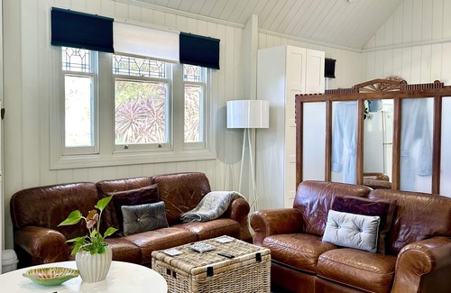 Mount Barker Summit Cottage | Unwind at The Tin Tabernacle with Spa & Breakfast