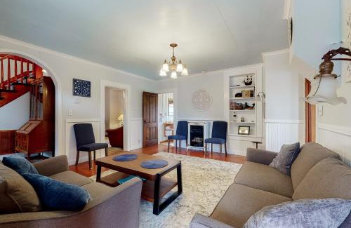 Long Beach House | Discover Family-Friendly Stays at The Tinker House