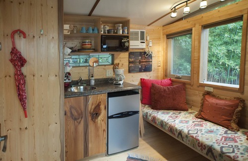 Travis Heights Apartment | Discover The Tiny House in Travis Heights with Pool & Spa