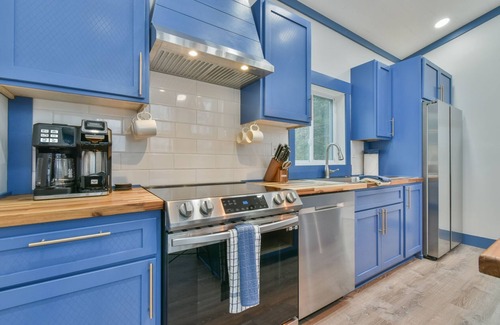 Reed Creek House | Pet-Friendly Getaway: The Tiny Mansion at Lake Hartwell