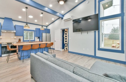 Reed Creek House | Pet-Friendly Getaway: The Tiny Mansion at Lake Hartwell
