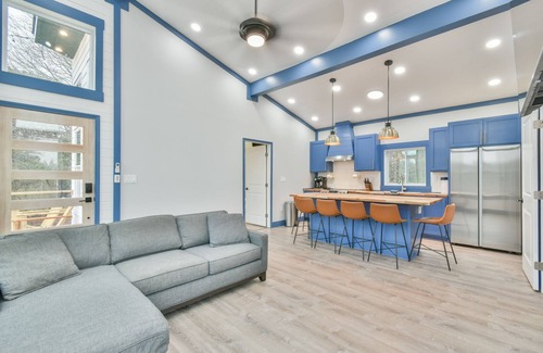 Reed Creek House | Pet-Friendly Getaway: The Tiny Mansion at Lake Hartwell