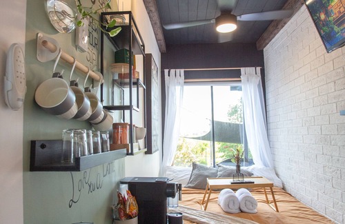 Balmoral Apartment | Pet-Friendly Tiny Room with Spa Access on the Lake