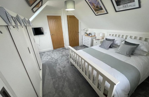 Ely House | Top Floor Retreat: Guest Rated 10/10 with Kitchen Access