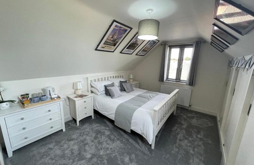 Ely House | Top Floor Retreat: Guest Rated 10/10 with Kitchen Access