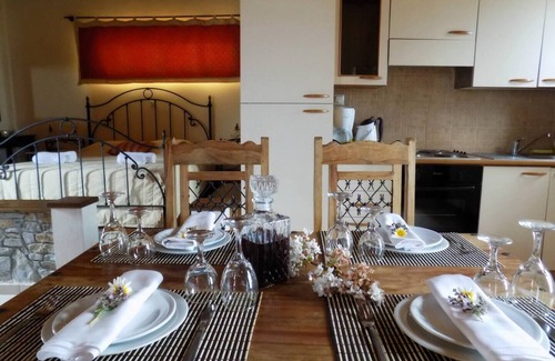 Krouson Villa | Relax at The Top of the Eagles Small Villa-Bangalow Retreat