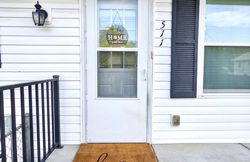 Joplin House | Inviting 2 Bed Home Steps from Joplin Arts District
