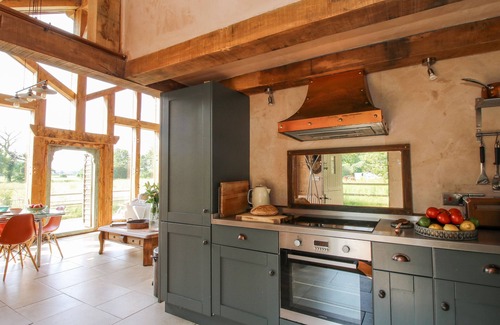 Wollerton Cottage | Unforgettable Stay at The Tractor Shed with Kitchen & Breakfast