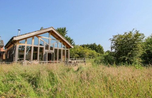 Wollerton Cottage | Unforgettable Stay at The Tractor Shed with Kitchen & Breakfast